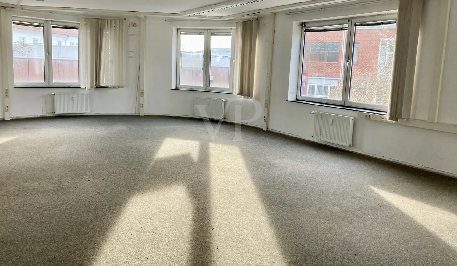 Büroetage mit TG-Stellplätzen zu vermieten – individueller Umbau durch den Vermieter möglich