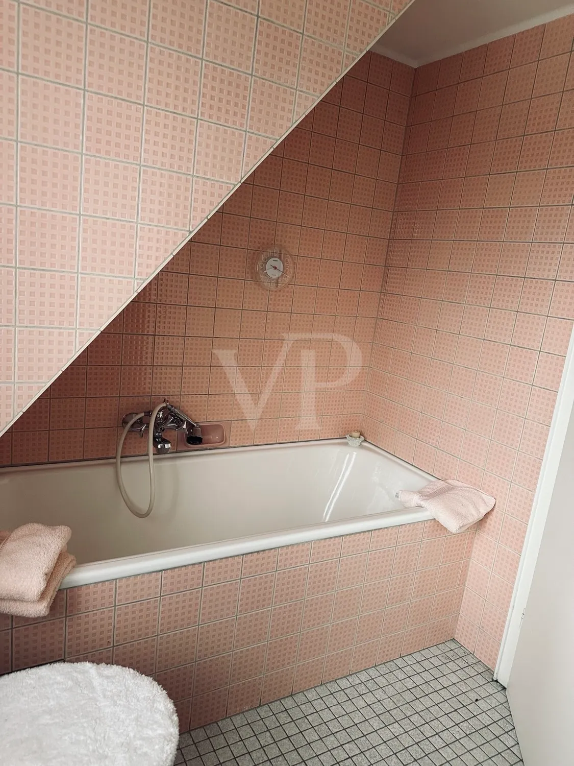 Bad mit Wanne und Dusche