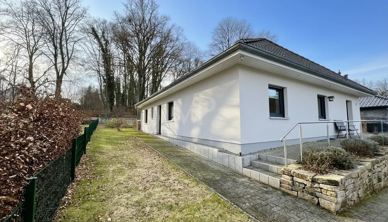 Außenansicht mit Blick zum Eingangsbereich