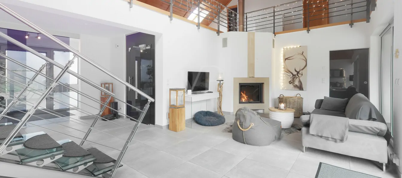 Blick auf den Kaminbereich mit Galerie