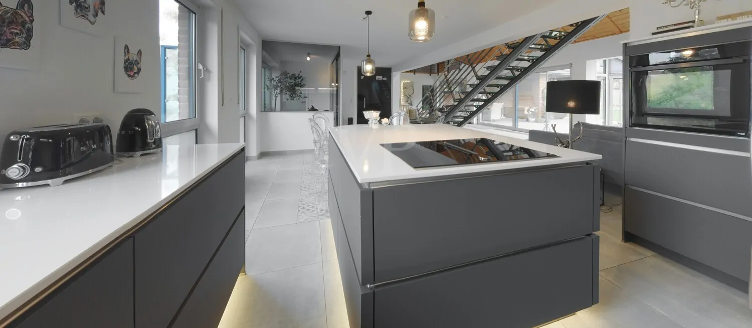 Hochwertige Einbauküche mit Blick in den Wohn-/ Essbereich