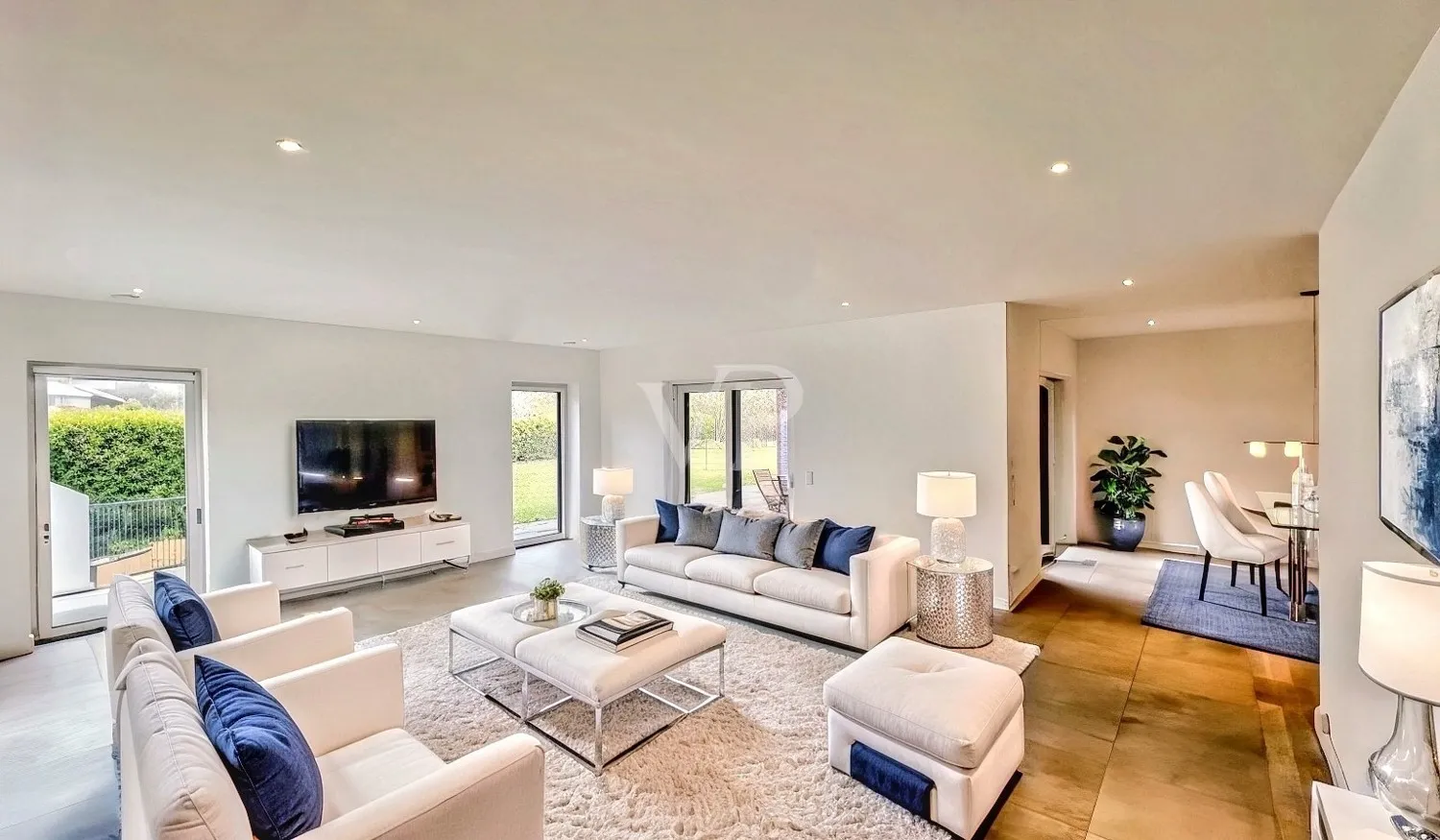 Wohnzimmer mit Blick zum Esszimmer