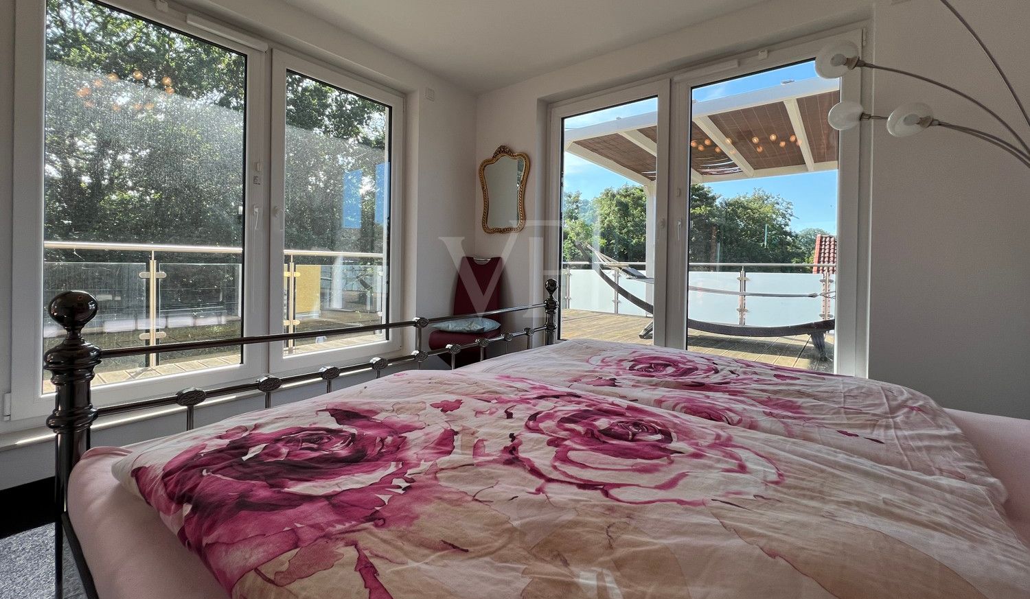 Schlafzimmer II_mit Gartenblick und Zugang zur Dachterrasse