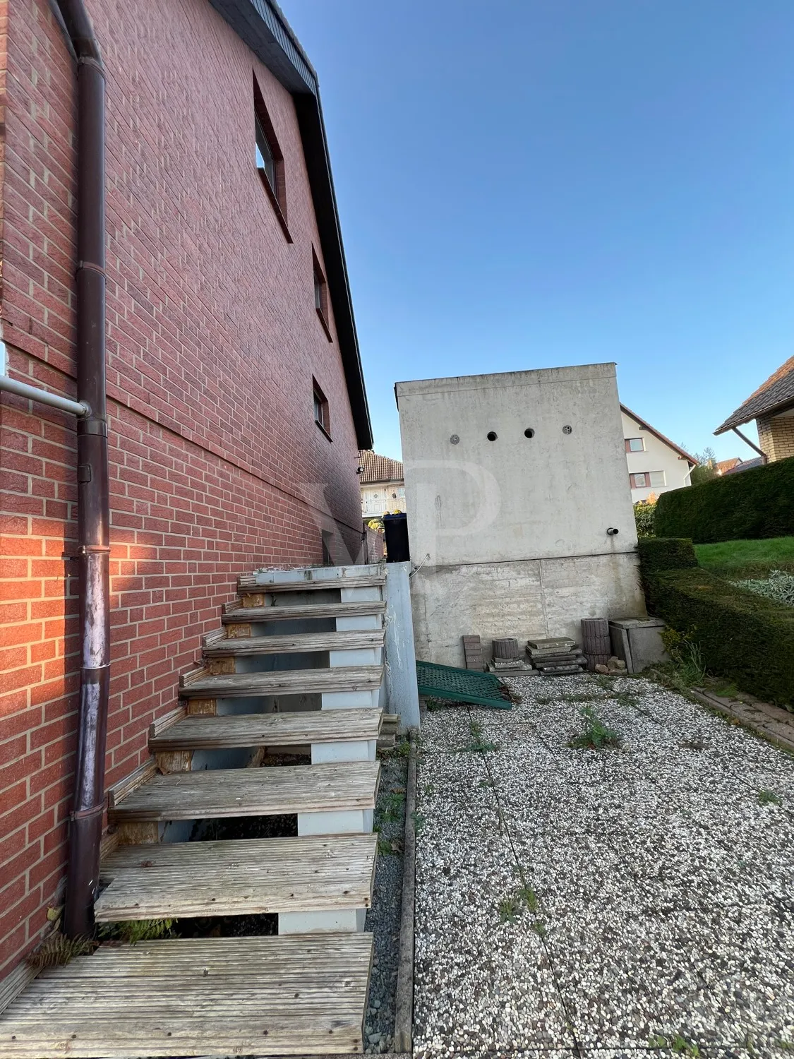 Nordseite mit Garage und Gartenzugang