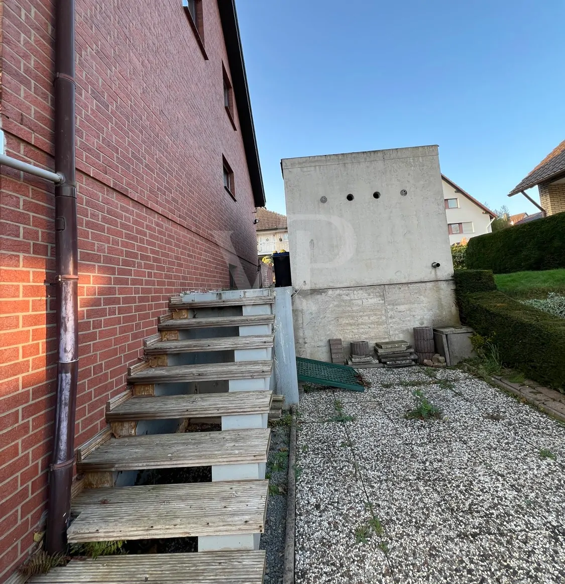 Nordseite mit Garage und Gartenzugang