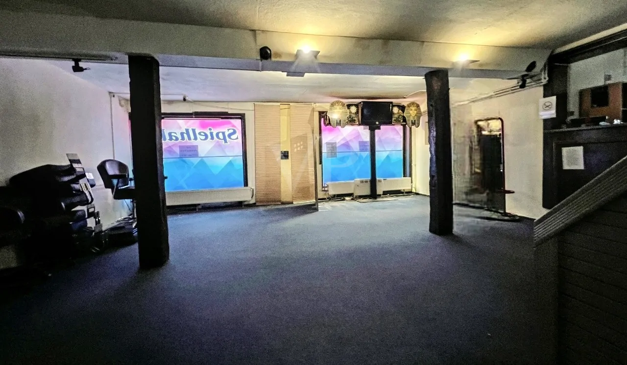 Blick zum Stassenfenster