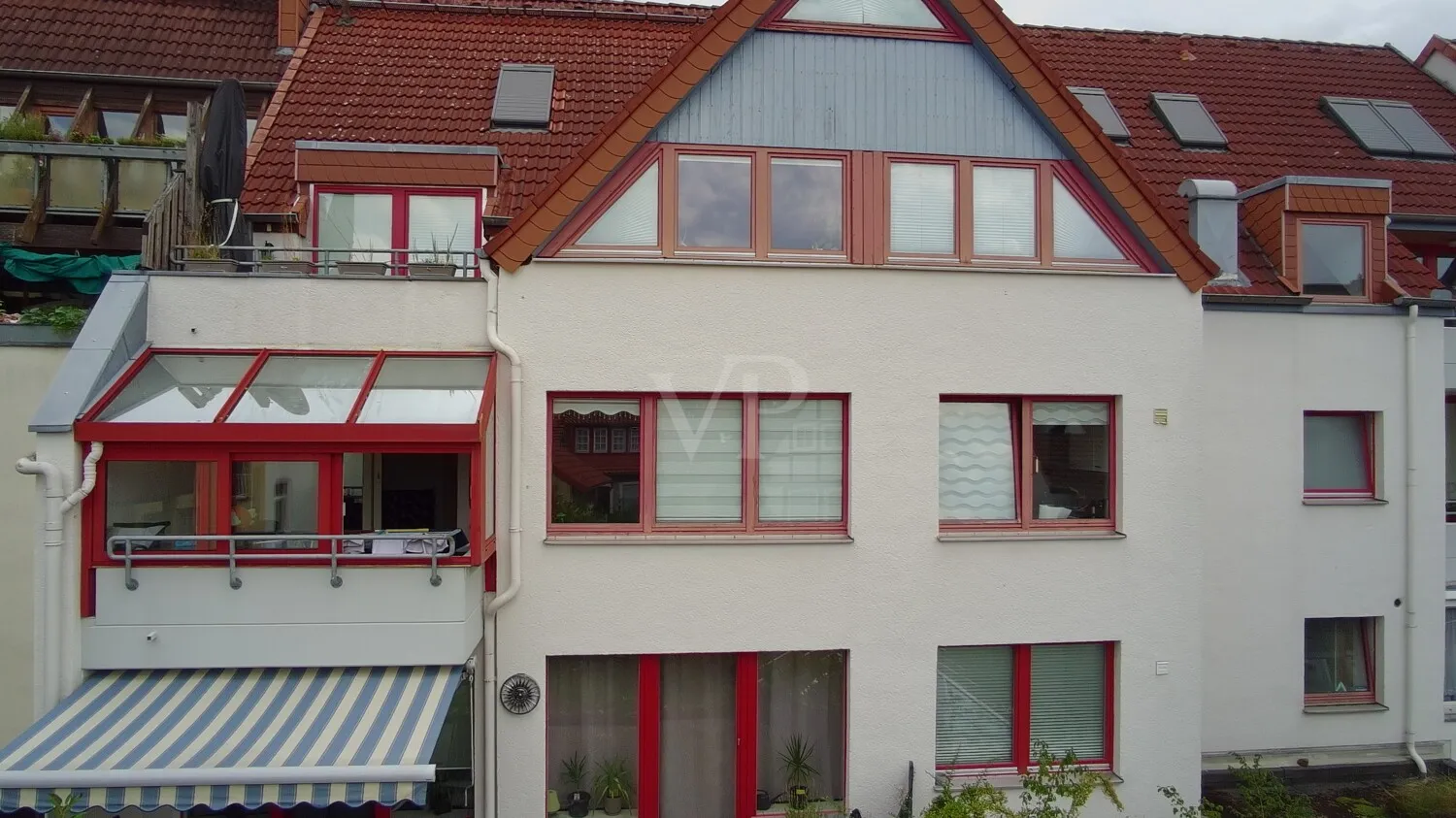 Blick auf Rückseite mit Balkon/Wintergarten