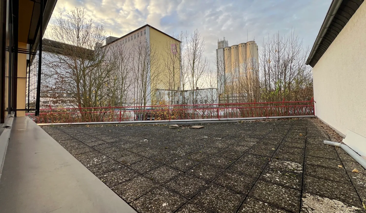 Terrasse ggü. dem Empfang