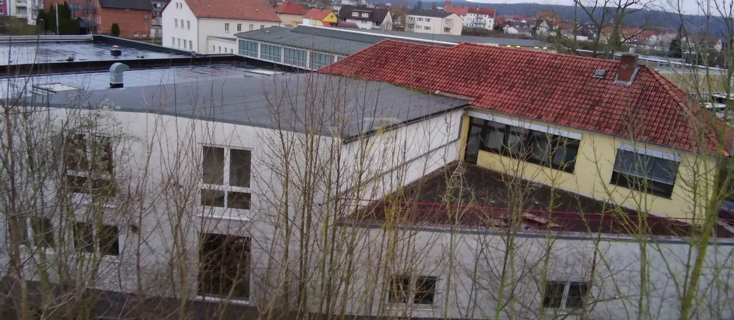 Rückseite der Büroetage mit Terrasse