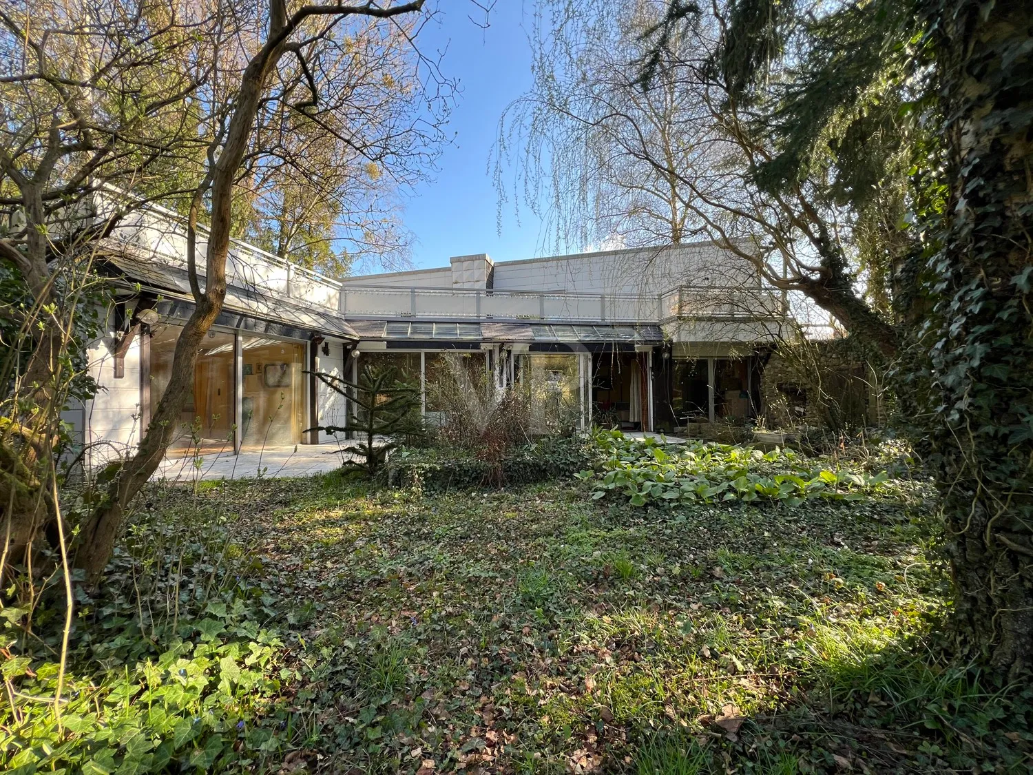 besonderes Architektenhaus mit Einliegerwohnung, sanierungsbedürftig aber in guter Lage zu Hannover