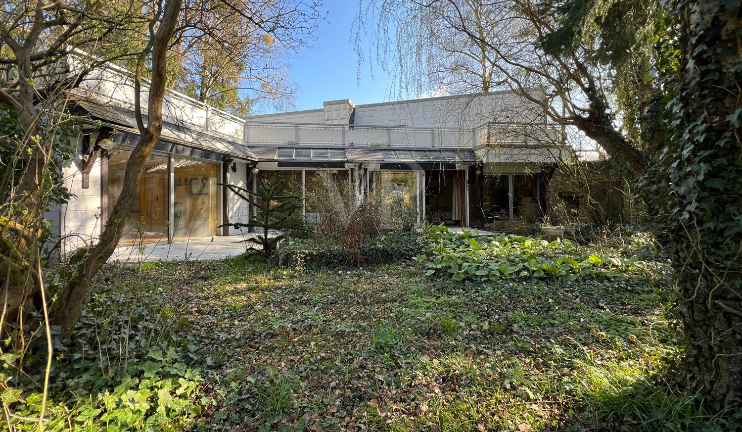 sanierungsbedürftiges, besonderes Architektenhaus mit Einliegerwohnung, in guter Lage zu Hannover