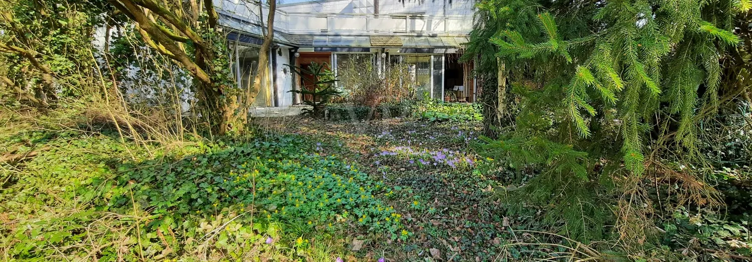 sanierungsbedürftiges, besonderes Architektenhaus mit Einliegerwohnung, in guter Lage zu Hannover