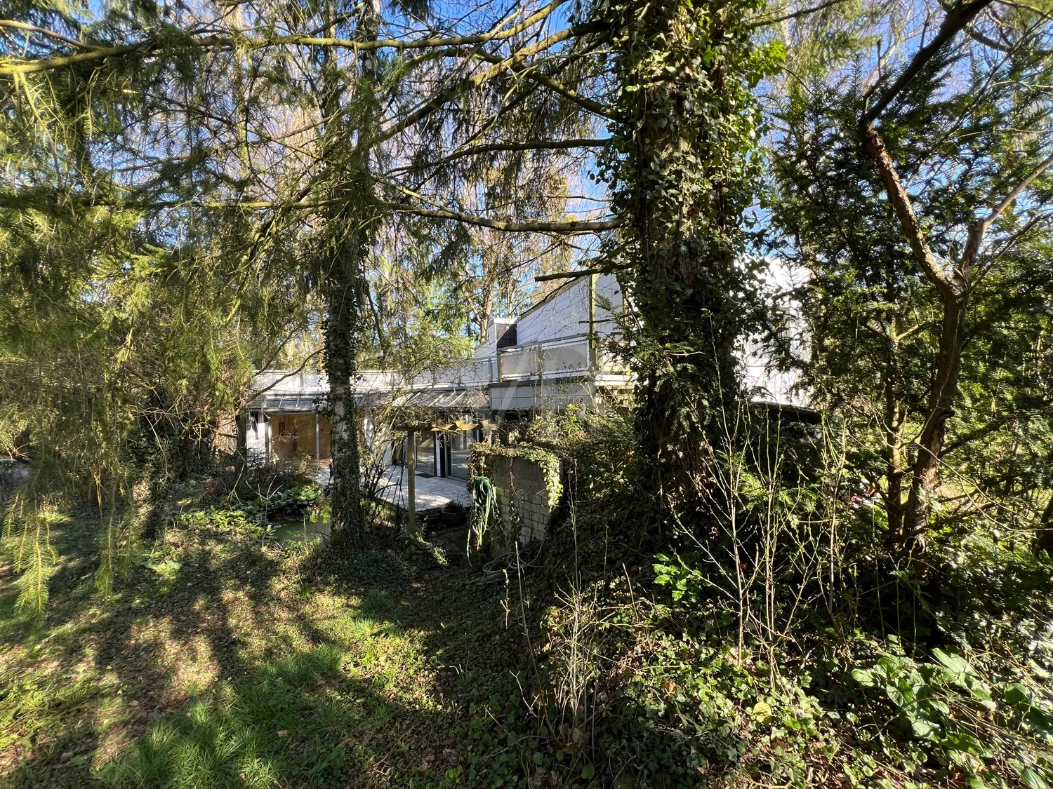 besonderes Architektenhaus mit Einliegerwohnung, sanierungsbedürftig aber in guter Lage zu Hannover