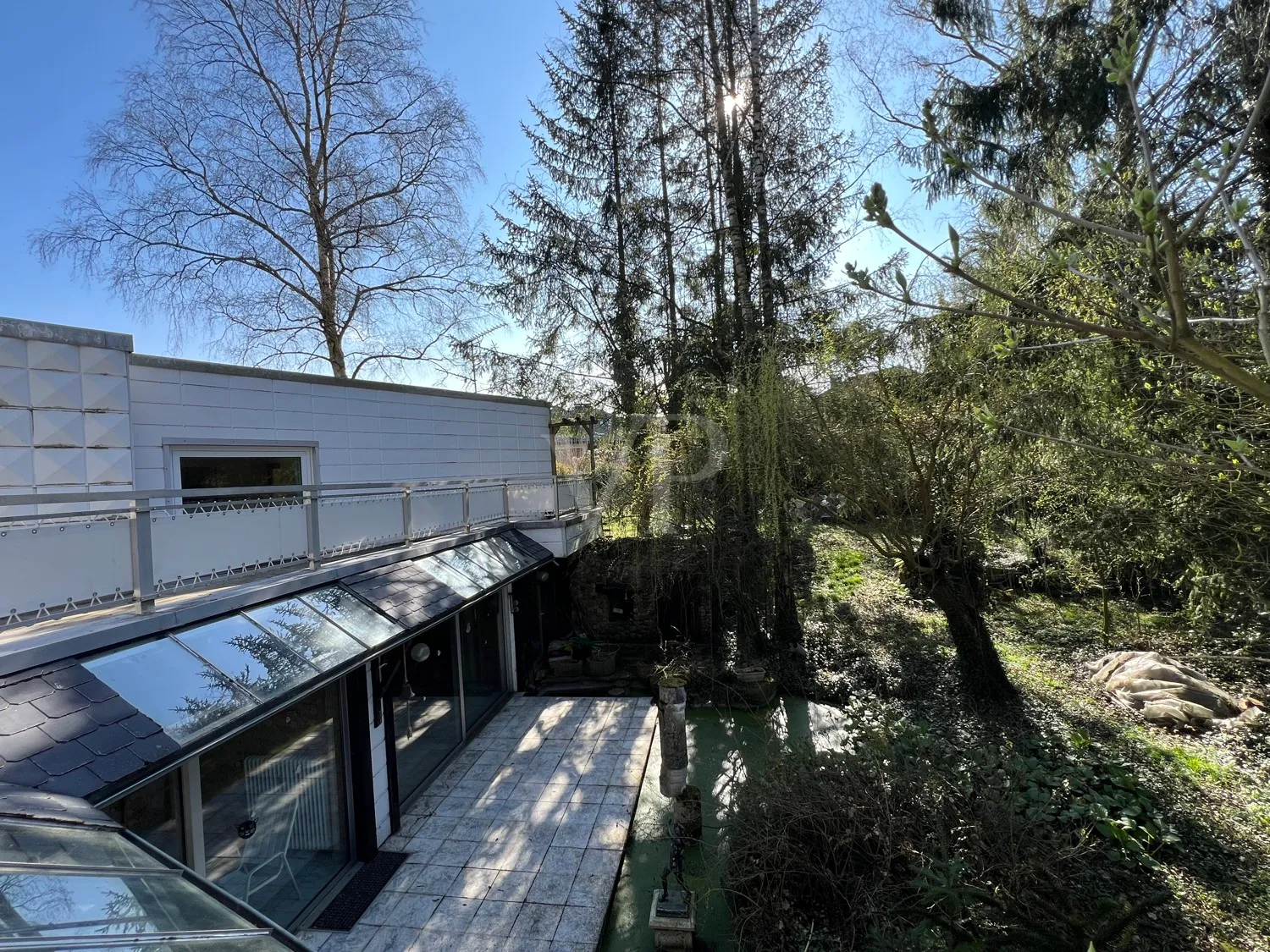 besonderes Architektenhaus mit Einliegerwohnung, sanierungsbedürftig aber in guter Lage zu Hannover