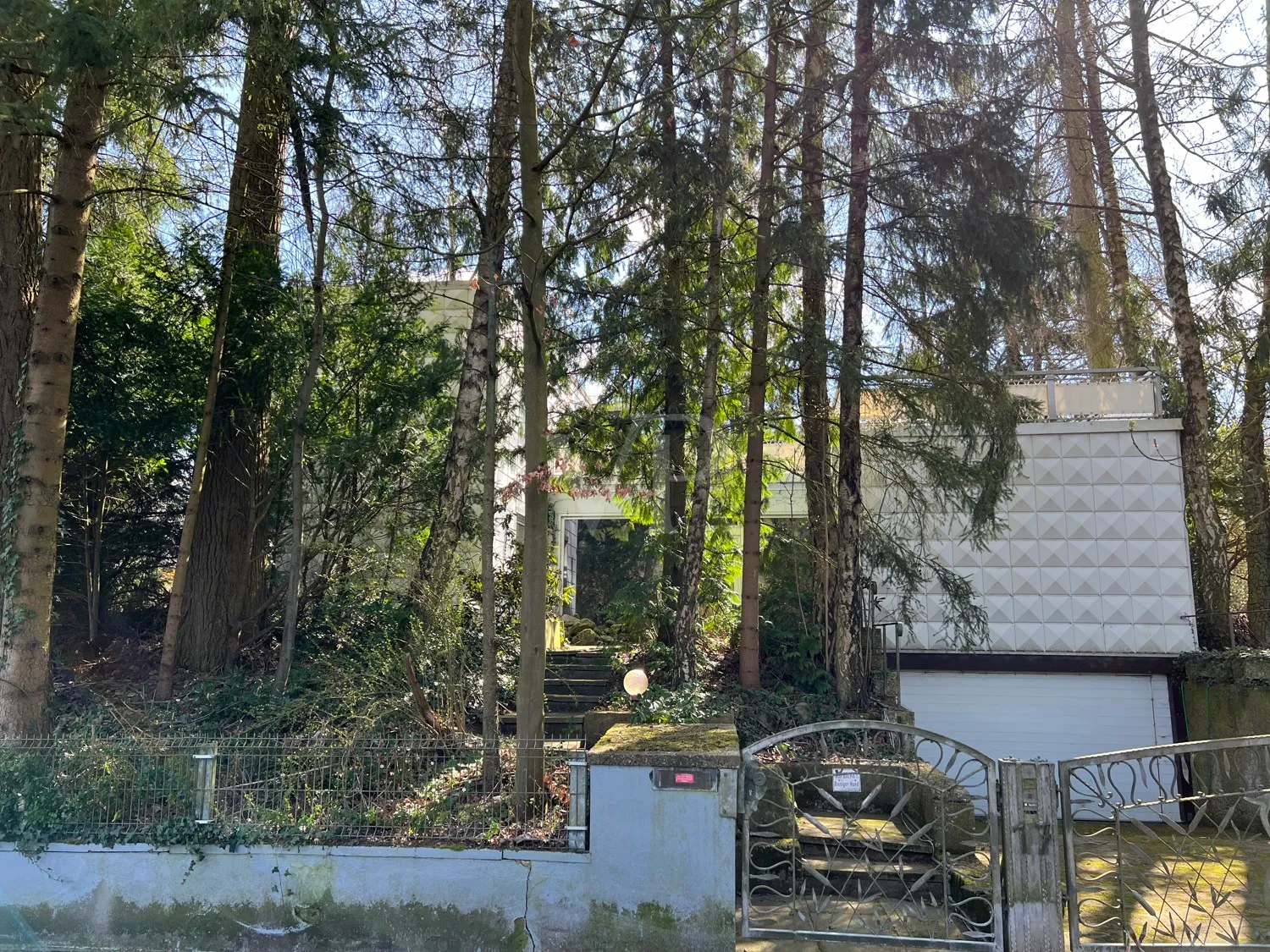 besonderes Architektenhaus mit Einliegerwohnung, sanierungsbedürftig aber in guter Lage zu Hannover