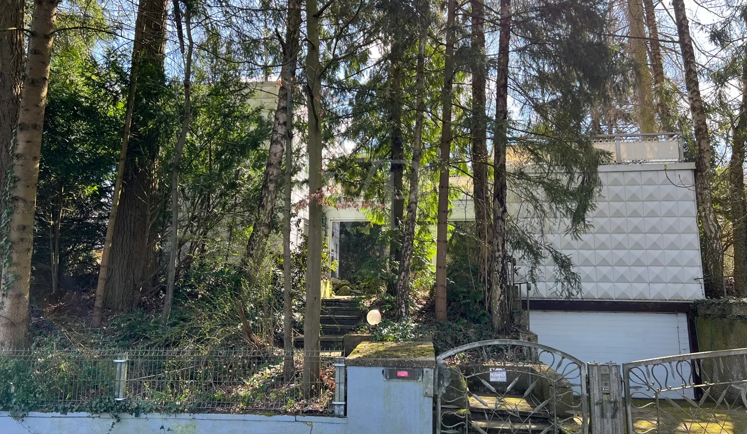 sanierungsbedürftiges, besonderes Architektenhaus mit Einliegerwohnung, in guter Lage zu Hannover