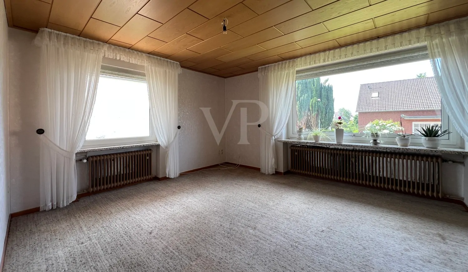 Wohnzimmer mit Blick zur Straße