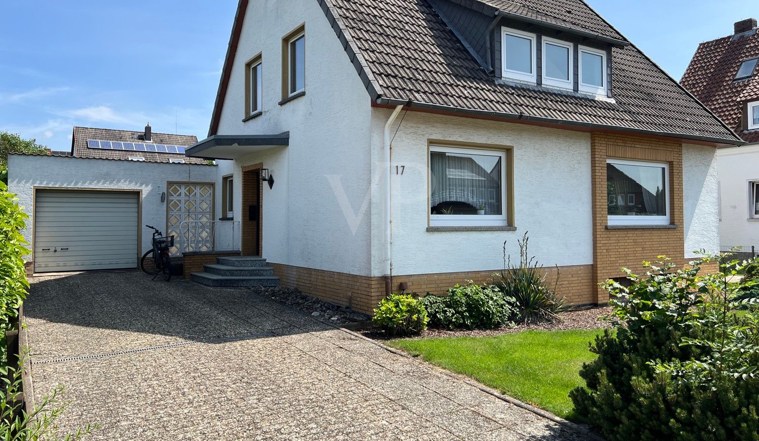 Einfahrt mit Eingang zum Haus