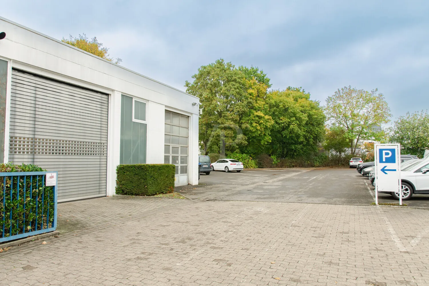 Transporterhalle_Kundenparkplätze