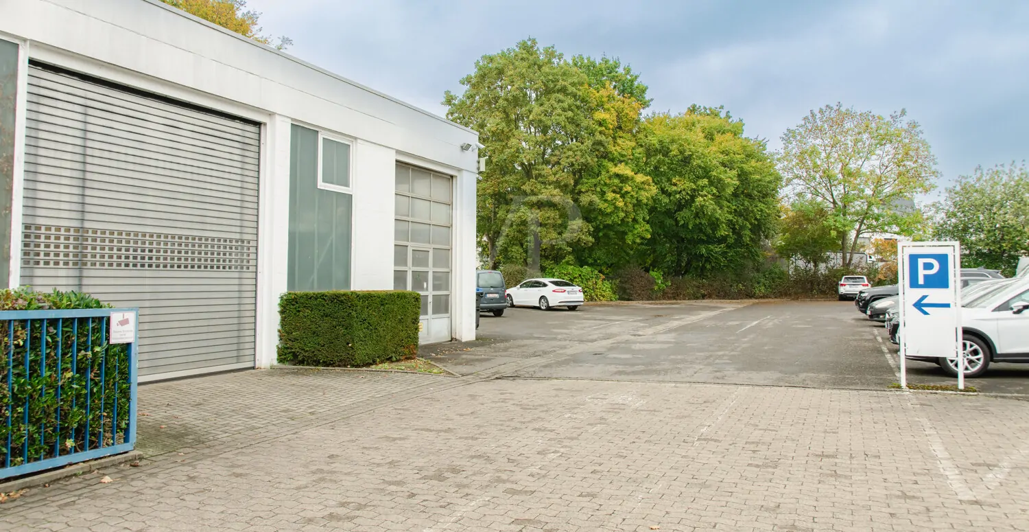 Transporterhalle_Kundenparkplätze