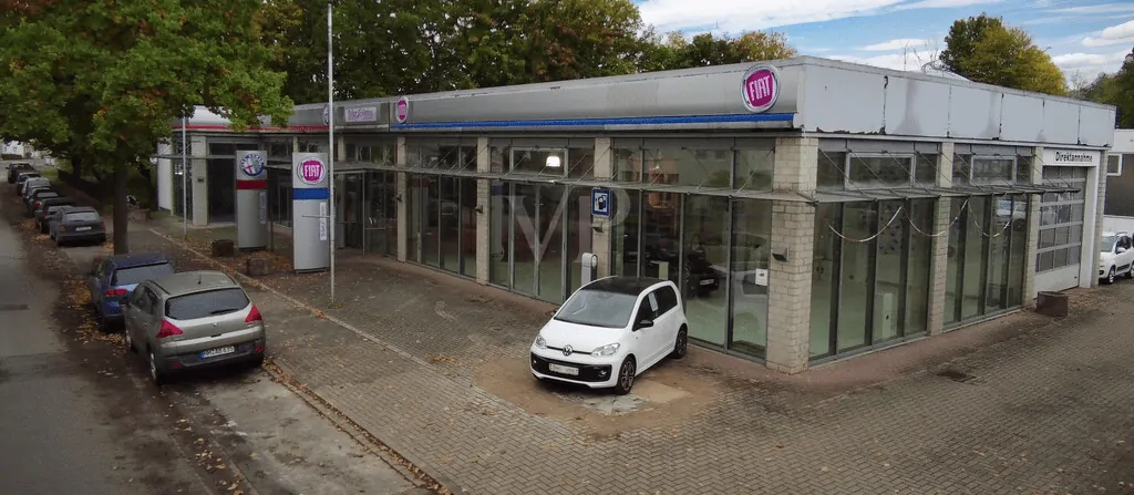 Ausstellungshalle links