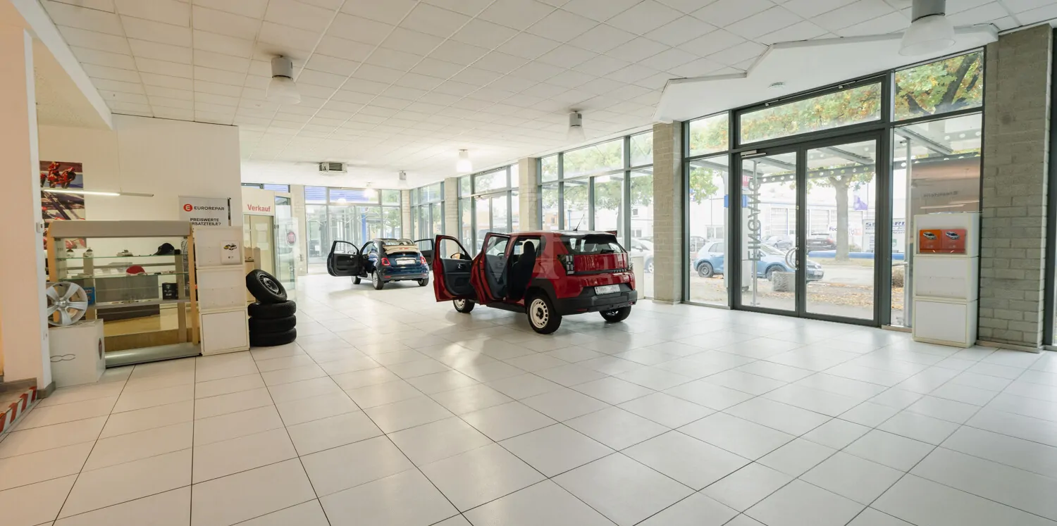 Ausstellungshalle links innen III