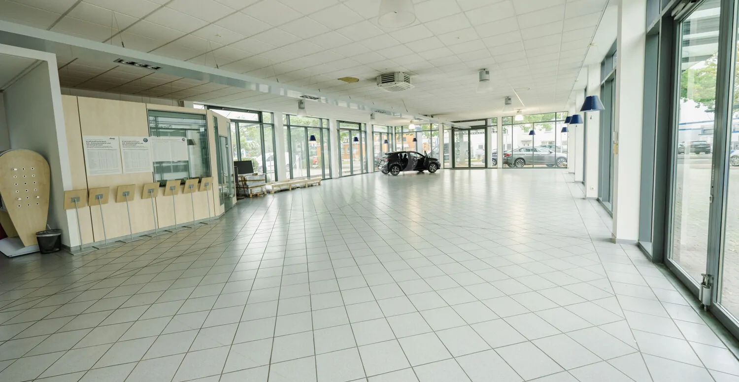 Ausstellungshalle rechts innen II