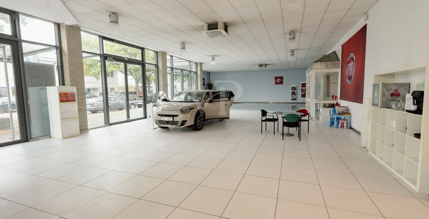 Ausstellungshalle links innen IV