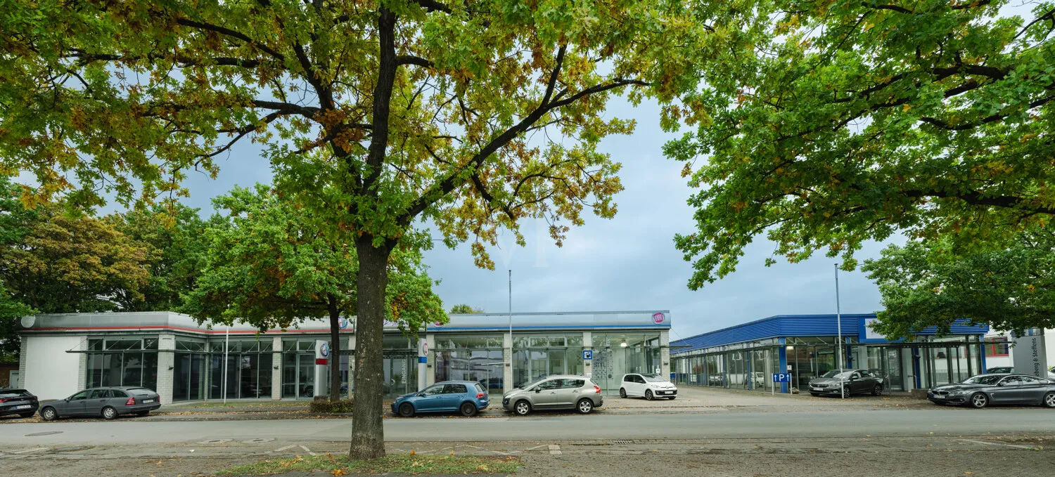 Spacious exhibition area with a modern ambiance and versatile possibilities, including a workshop.