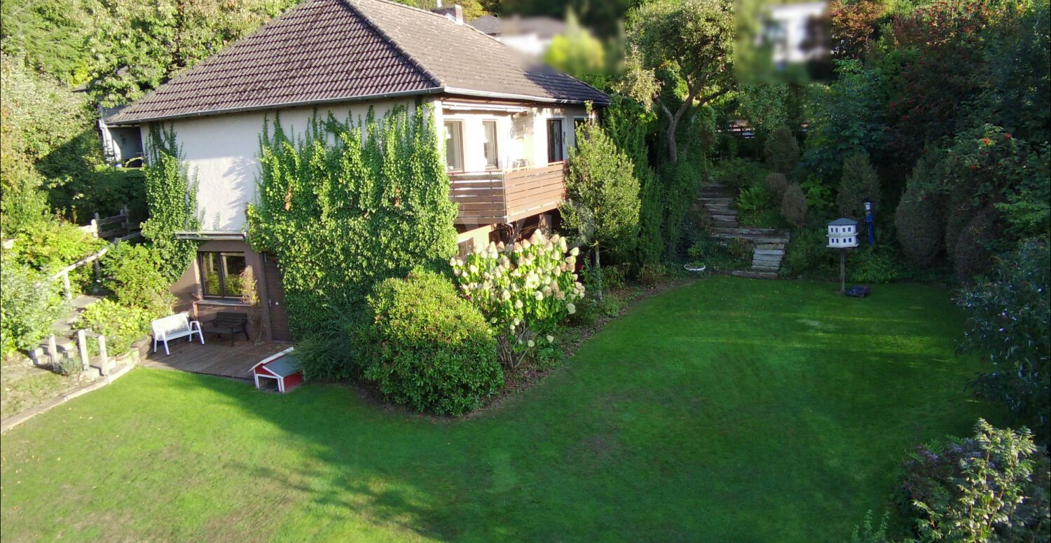 Familienfreundliches Einfamilienhaus auf einer Ebene, mit großem Garten und viel Potenzial