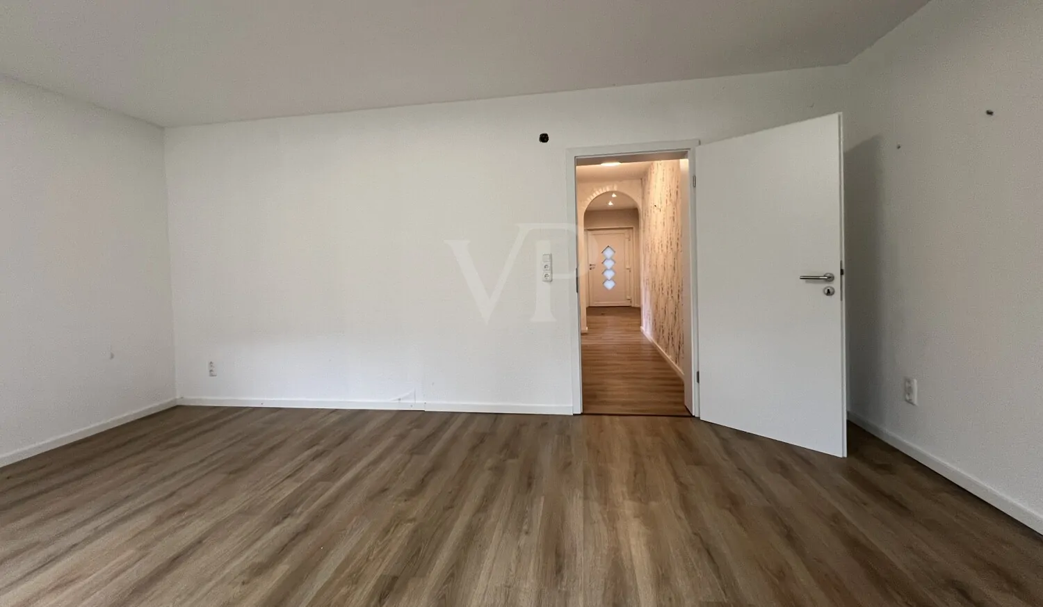 Einfamilienhaus mit Einliegerwohnung in frisch teilrenoviertem Zustand