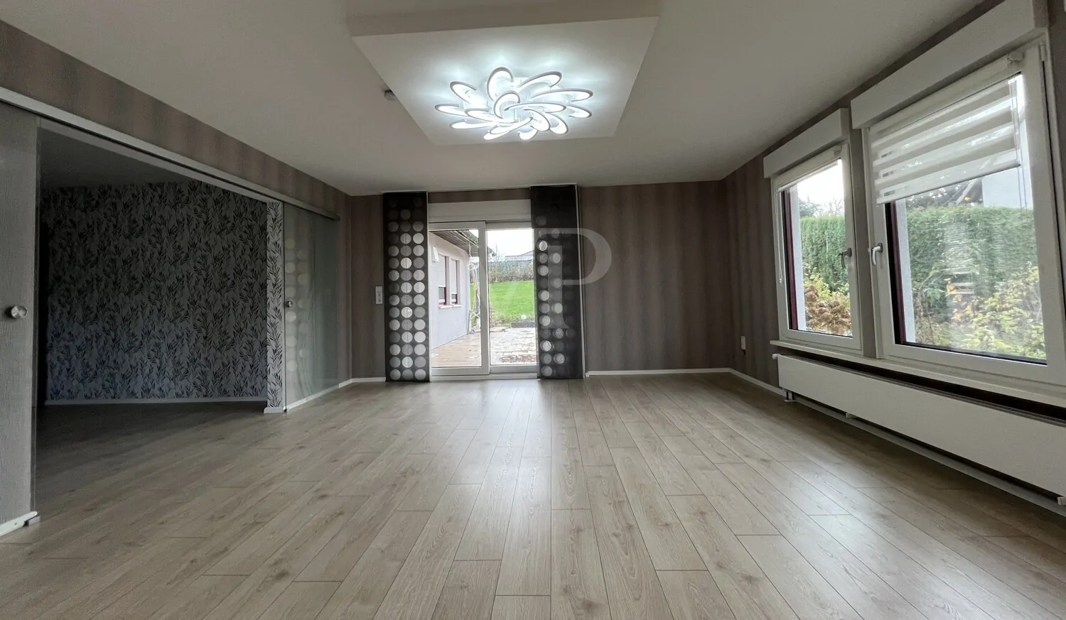 Einfamilienhaus mit Einliegerwohnung in frisch teilrenoviertem Zustand