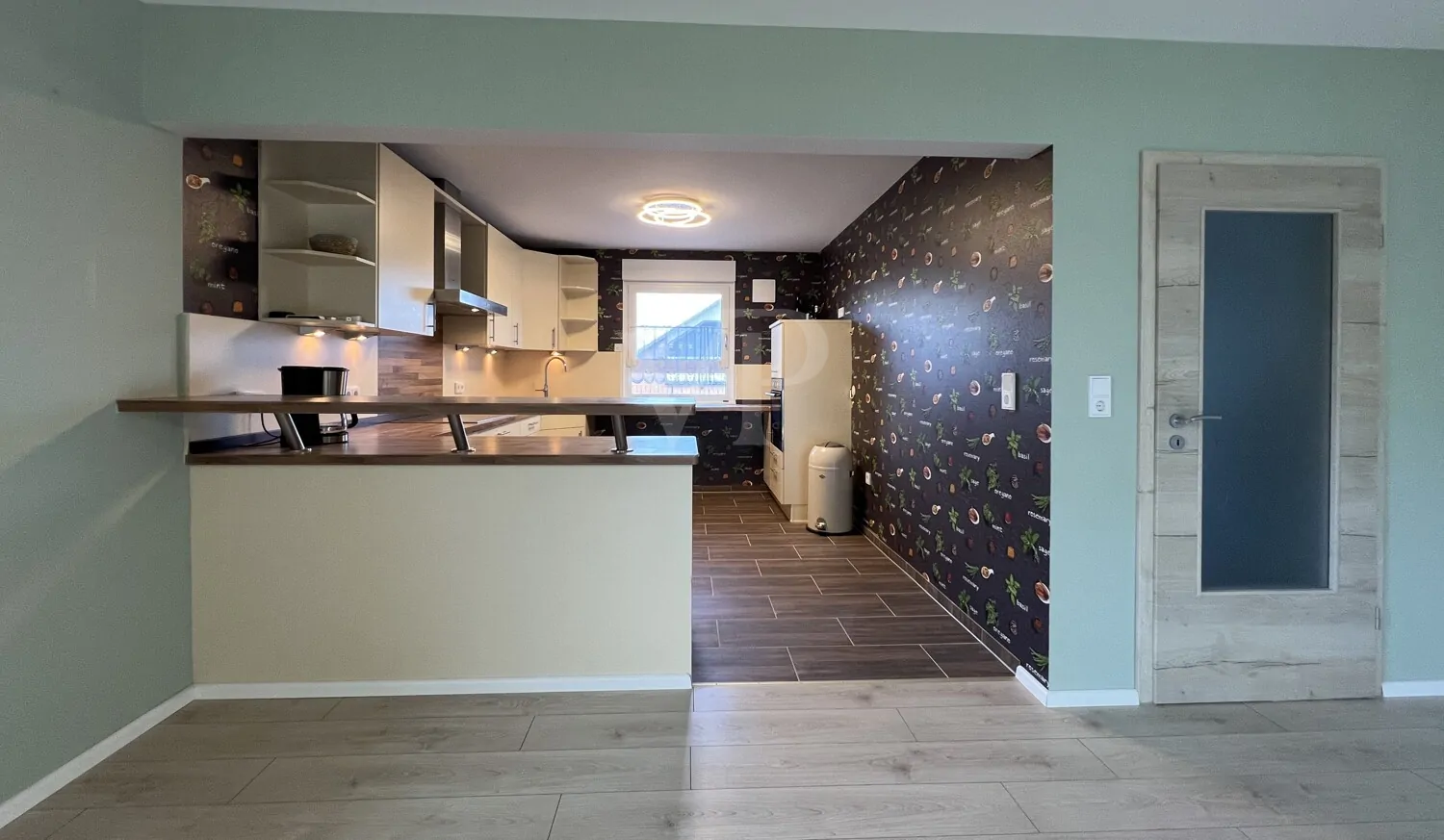 Einfamilienhaus mit Einliegerwohnung in frisch teilrenoviertem Zustand