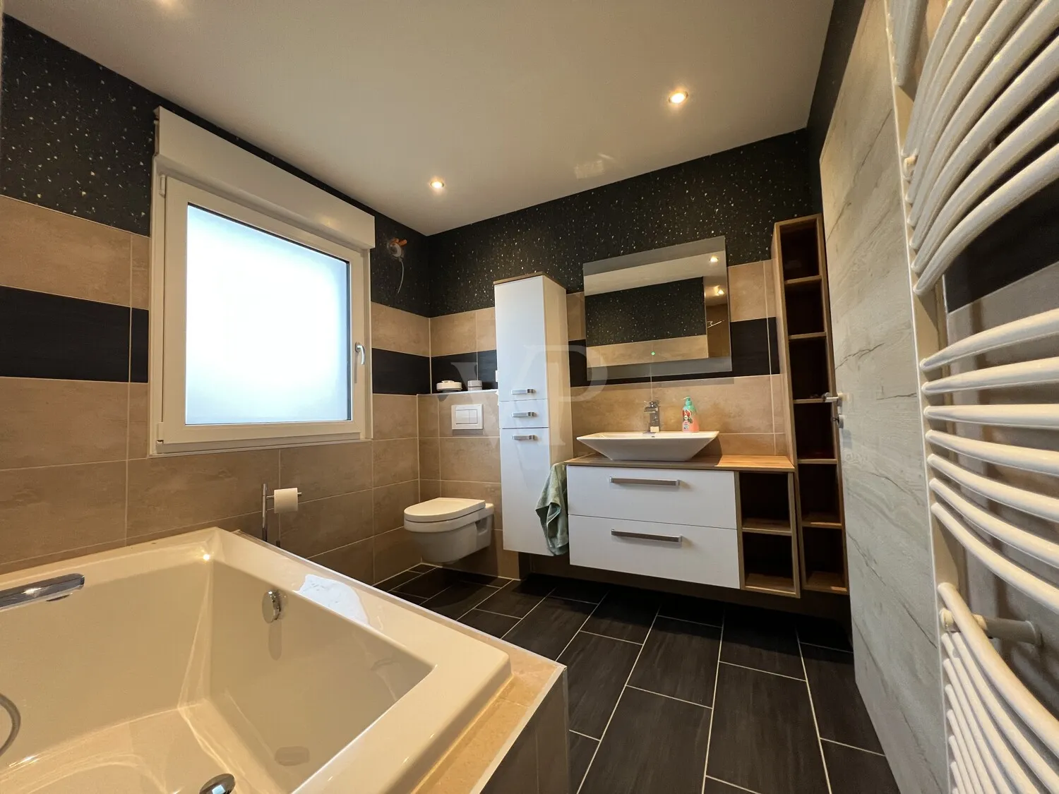 Detached house with granny flat in newly partially renovated condition