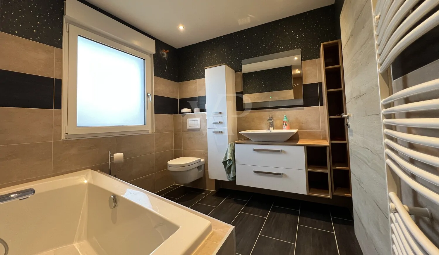 Einfamilienhaus mit Einliegerwohnung in frisch teilrenoviertem Zustand