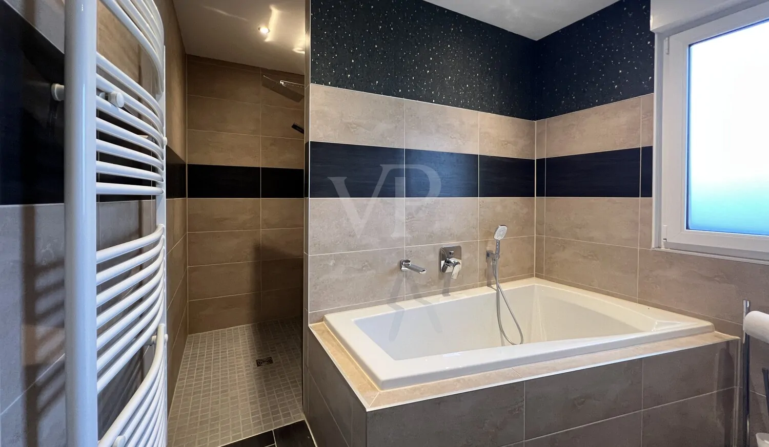 Einfamilienhaus mit Einliegerwohnung in frisch teilrenoviertem Zustand