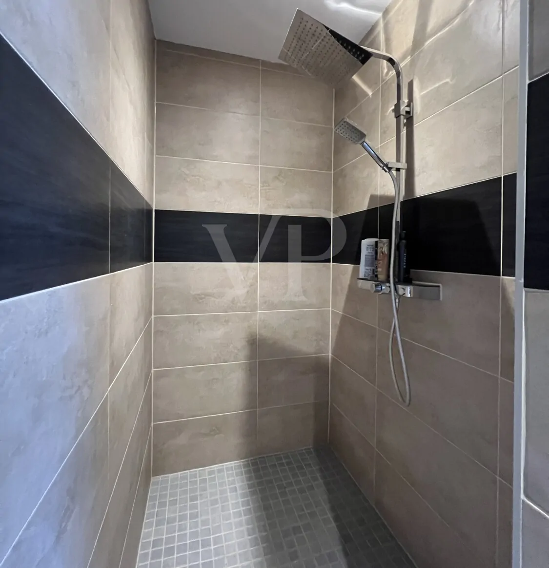 Einfamilienhaus mit Einliegerwohnung in frisch teilrenoviertem Zustand