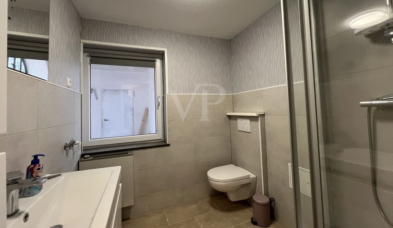 Einfamilienhaus mit Einliegerwohnung in frisch teilrenoviertem Zustand