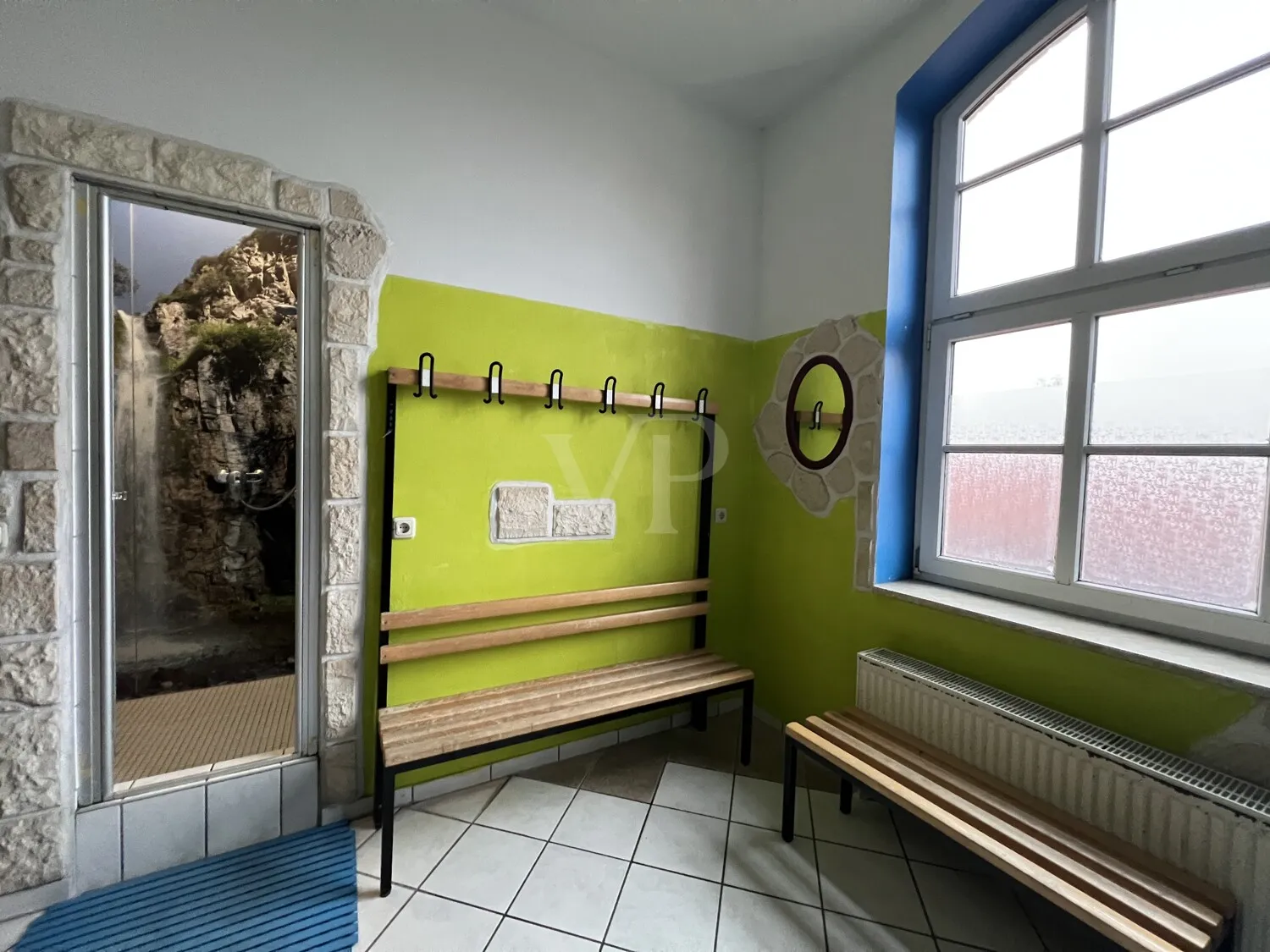 Weitläufiges Gebäude-Ensemble mit vielseitigen Möglichkeiten für Visionäre; Fokus Fitnessstudio