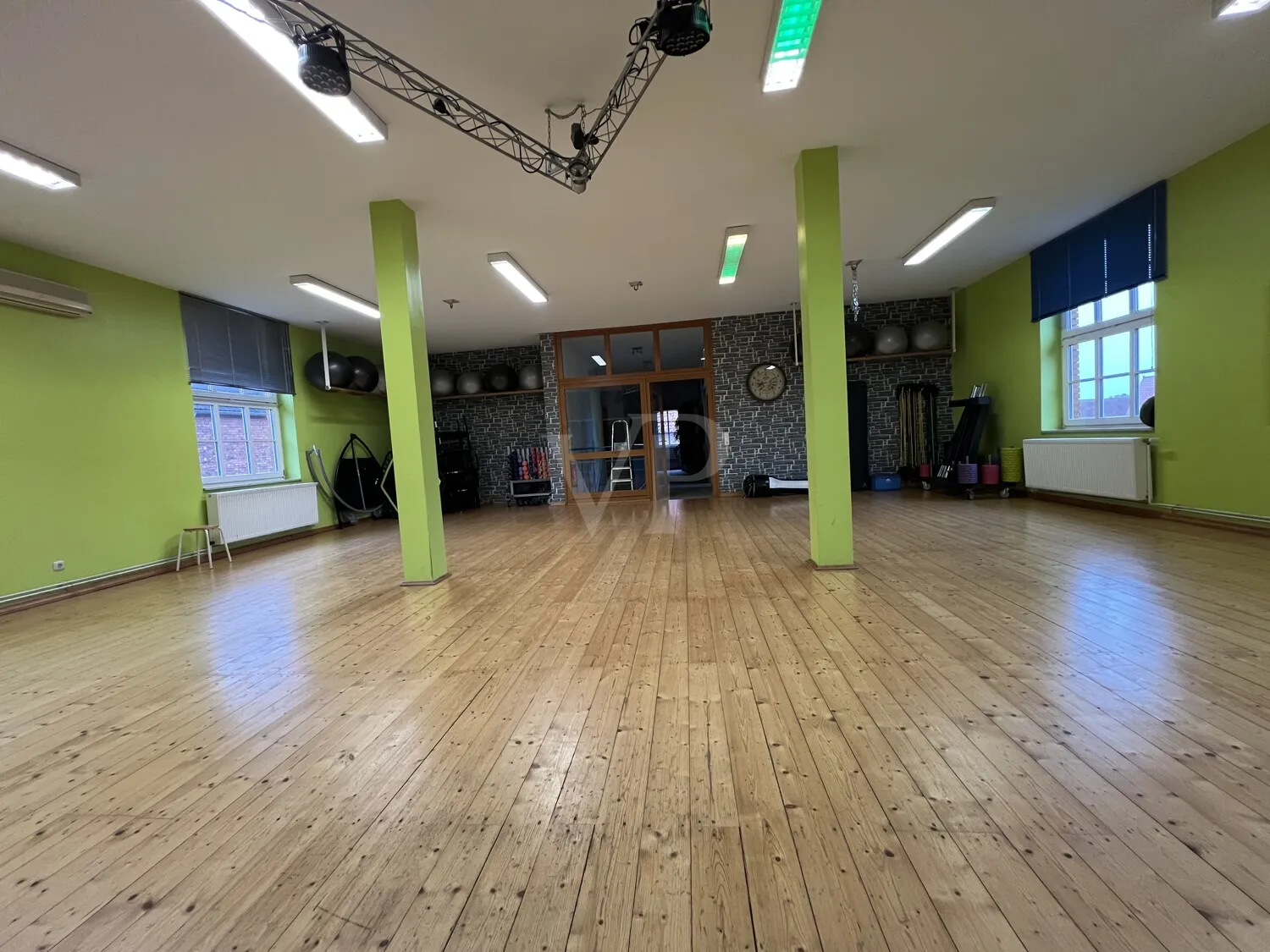 Weitläufiges Gebäude-Ensemble mit vielseitigen Möglichkeiten für Visionäre; Fokus Fitnessstudio