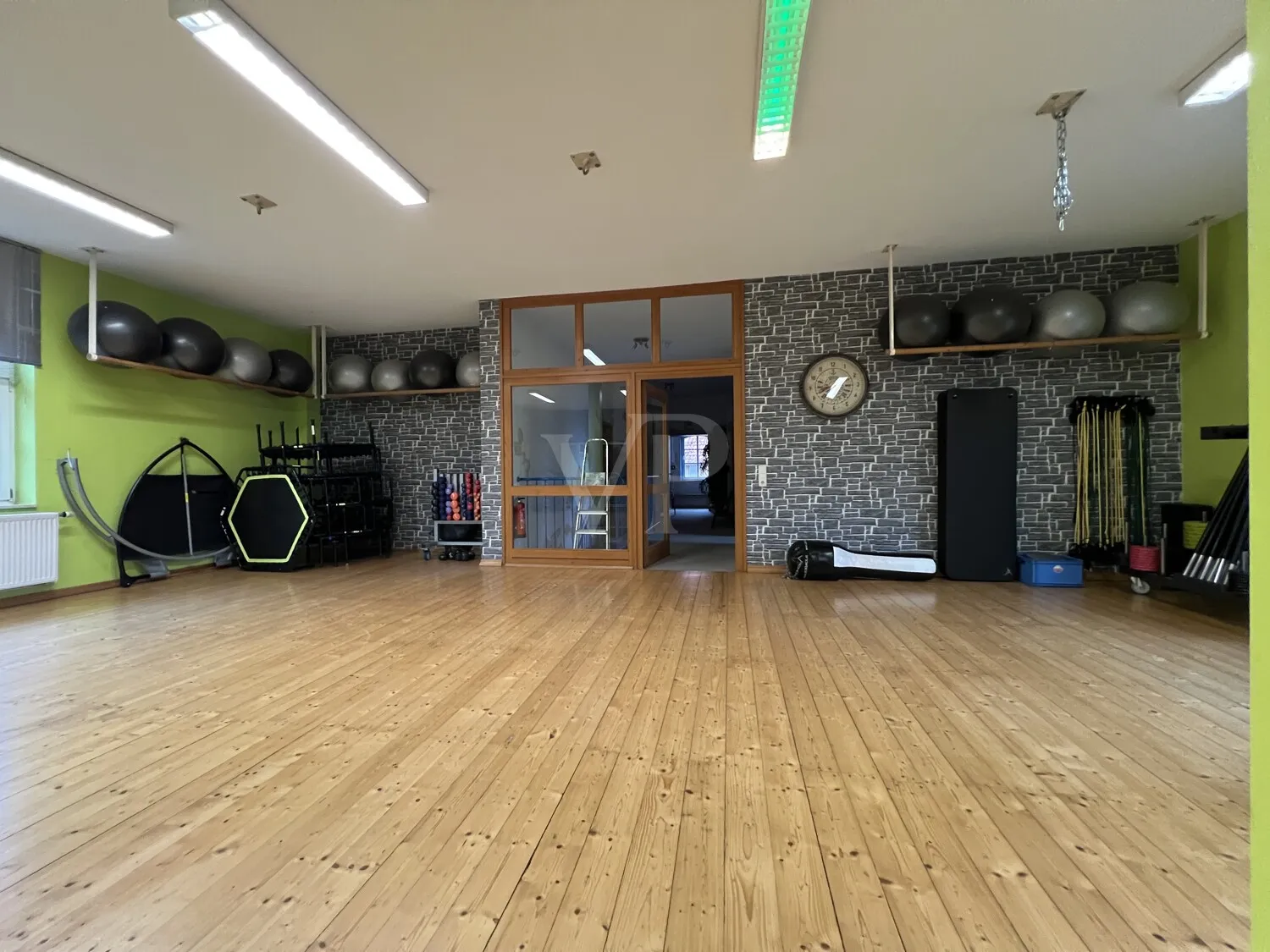 Weitläufiges Gebäude-Ensemble mit vielseitigen Möglichkeiten für Visionäre; Fokus Fitnessstudio