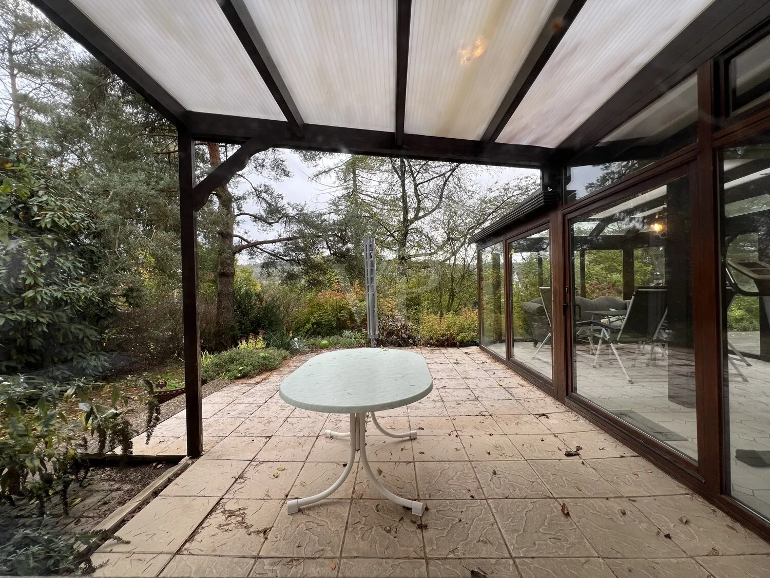 überdachte Sitzgelegenheit