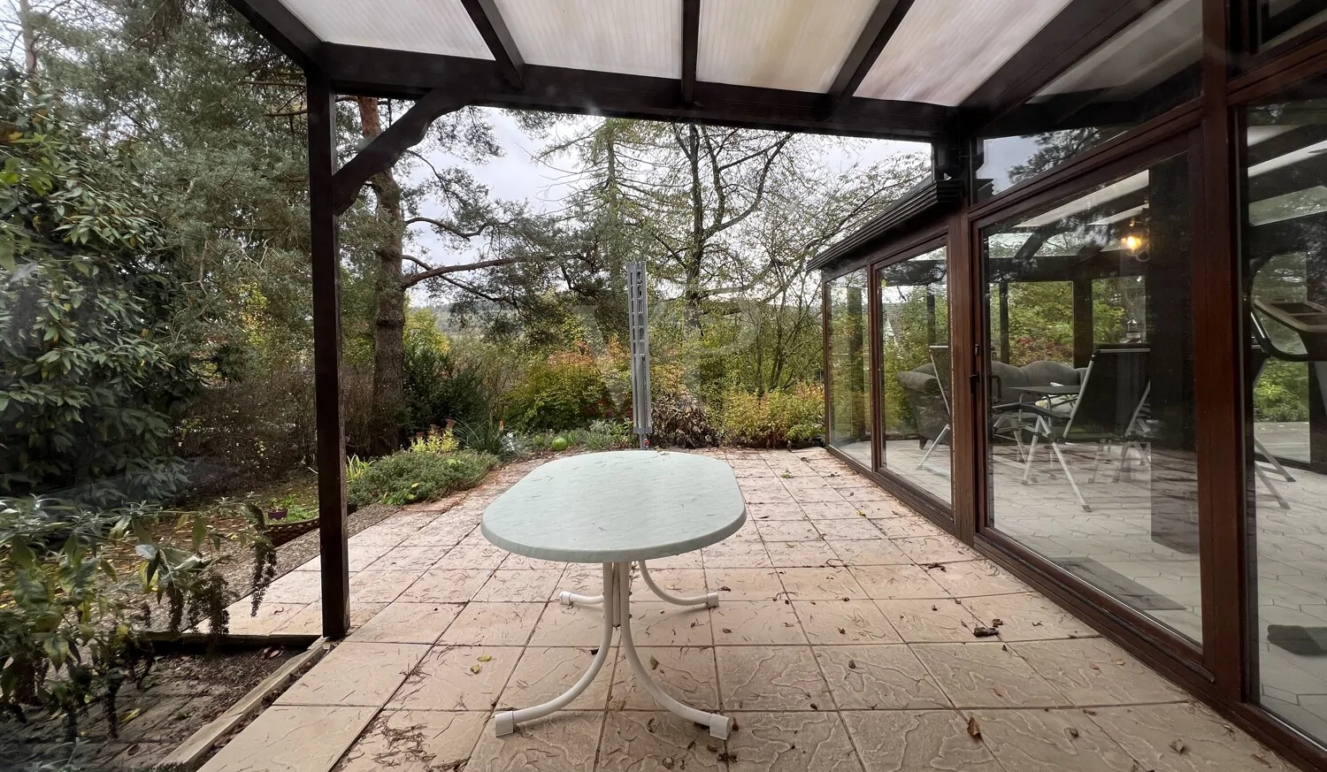 überdachte Sitzgelegenheit