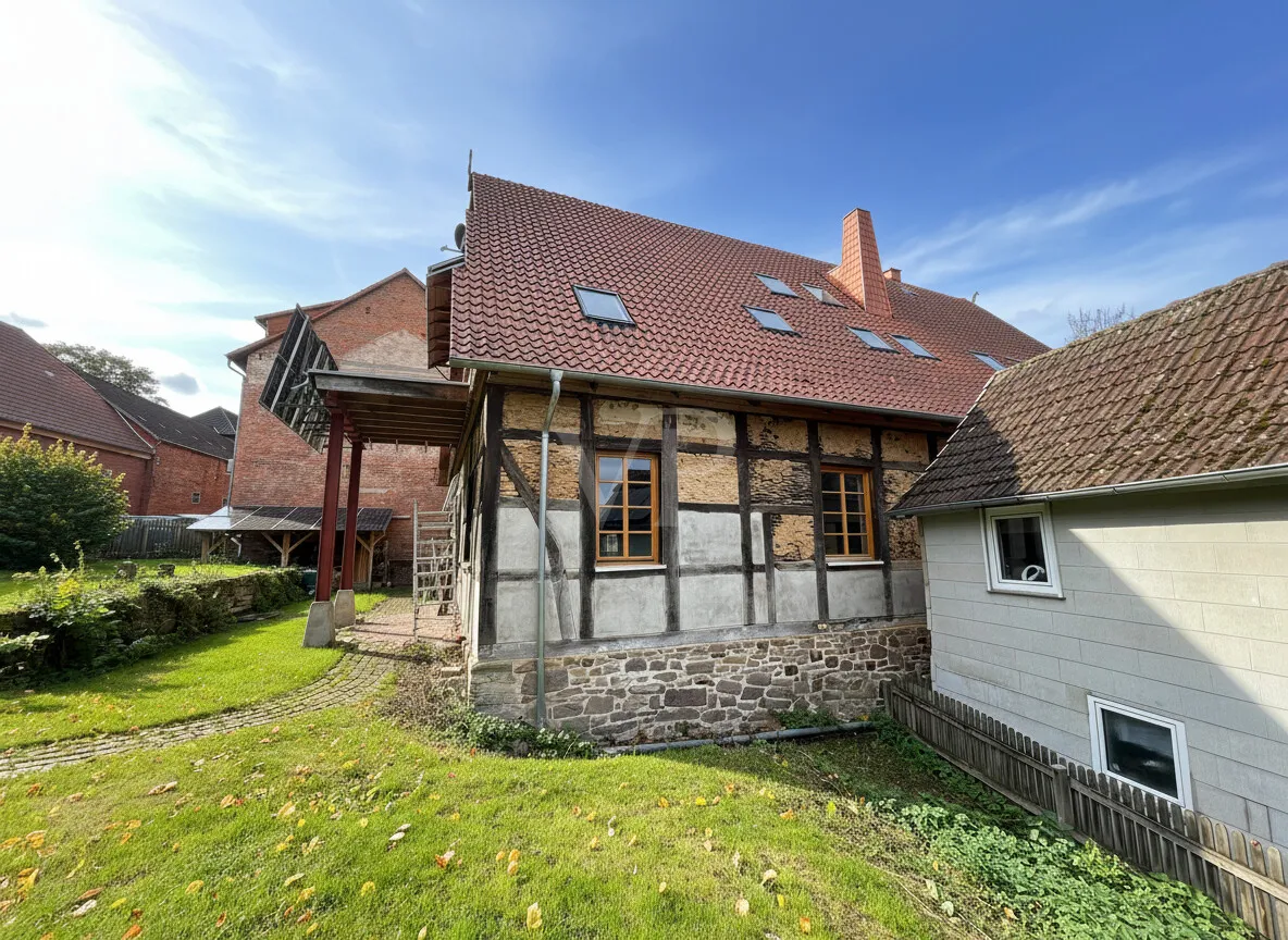 Weitläufiges Gebäude-Ensemble mit vielseitigen Möglichkeiten für Visionäre; Fokus Fachwerkhaus