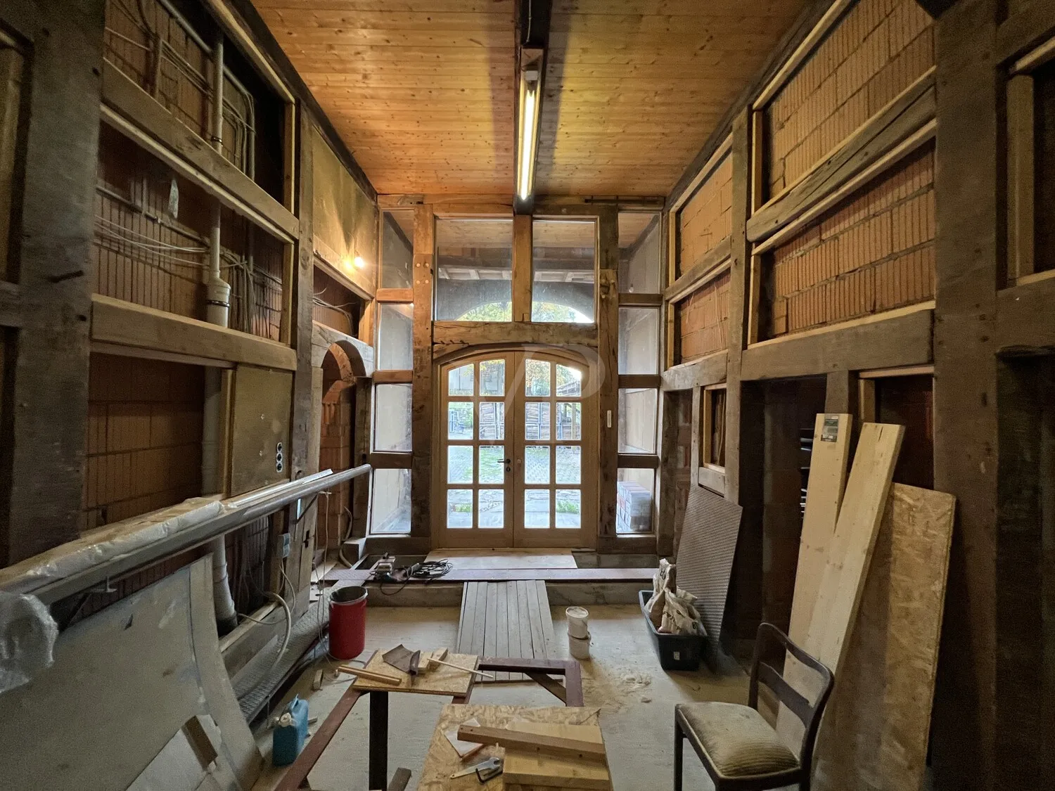 Weitläufiges Gebäude-Ensemble mit vielseitigen Möglichkeiten für Visionäre; Fokus Fachwerkhaus