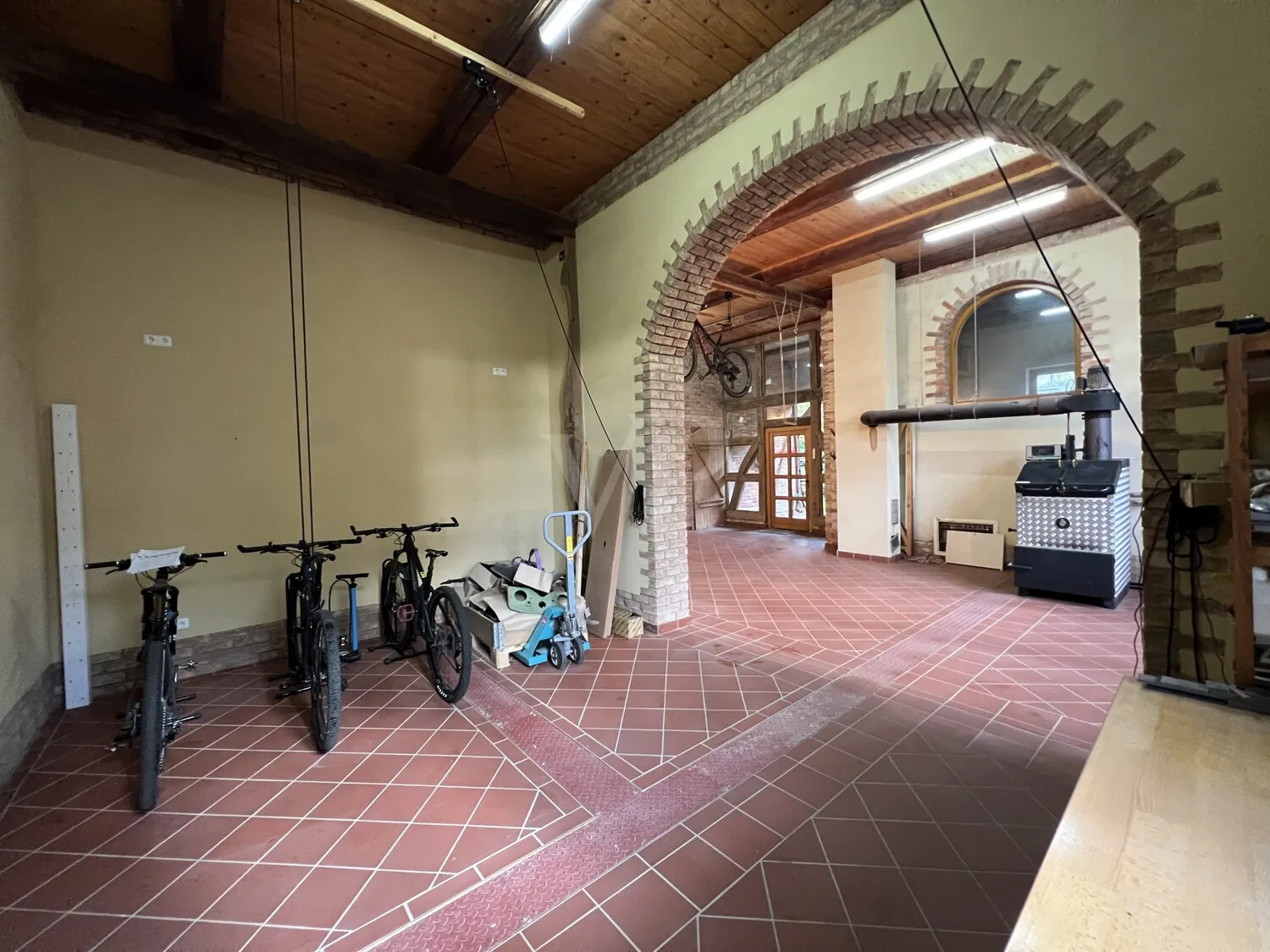 Weitläufiges Gebäude-Ensemble mit vielseitigen Möglichkeiten für Visionäre; Fokus Fachwerkhaus