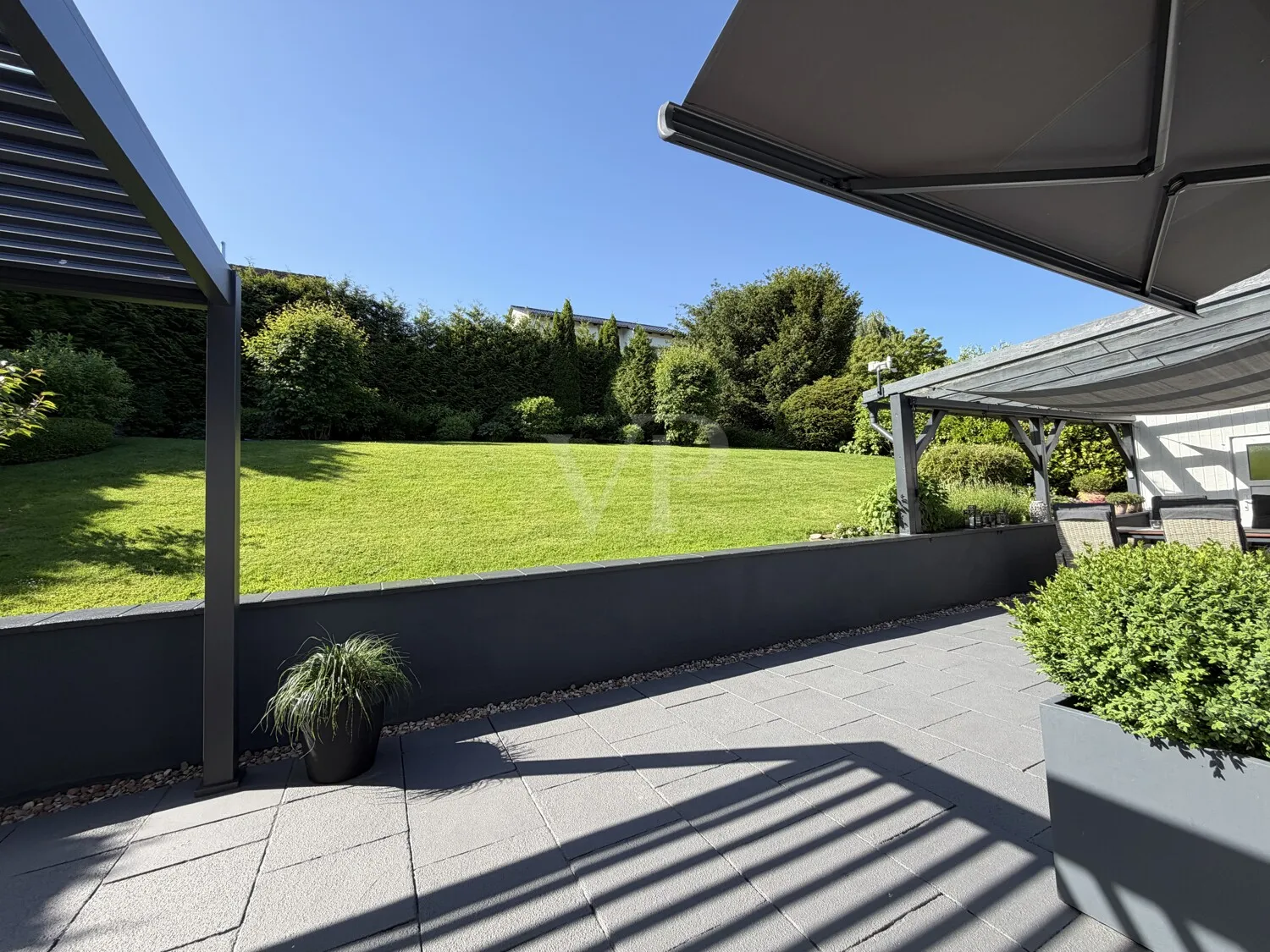 Modernisierter Bungalow in ruhiger Lage und großzügiger Terrasse zum Genießen