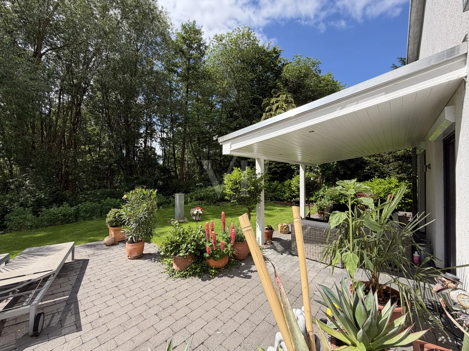Architektonisch besonderes Reihenendhaus mit Gartenidylle und hochwertiger Ausstattung
