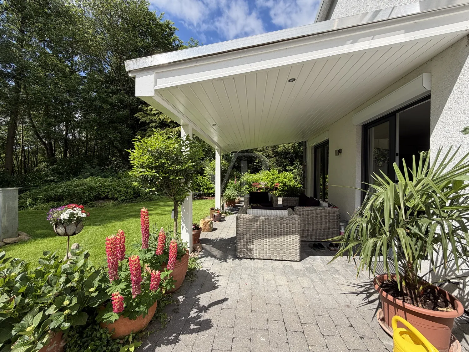 Architektonisch besonderes Reihenendhaus mit Gartenidylle und hochwertiger Ausstattung
