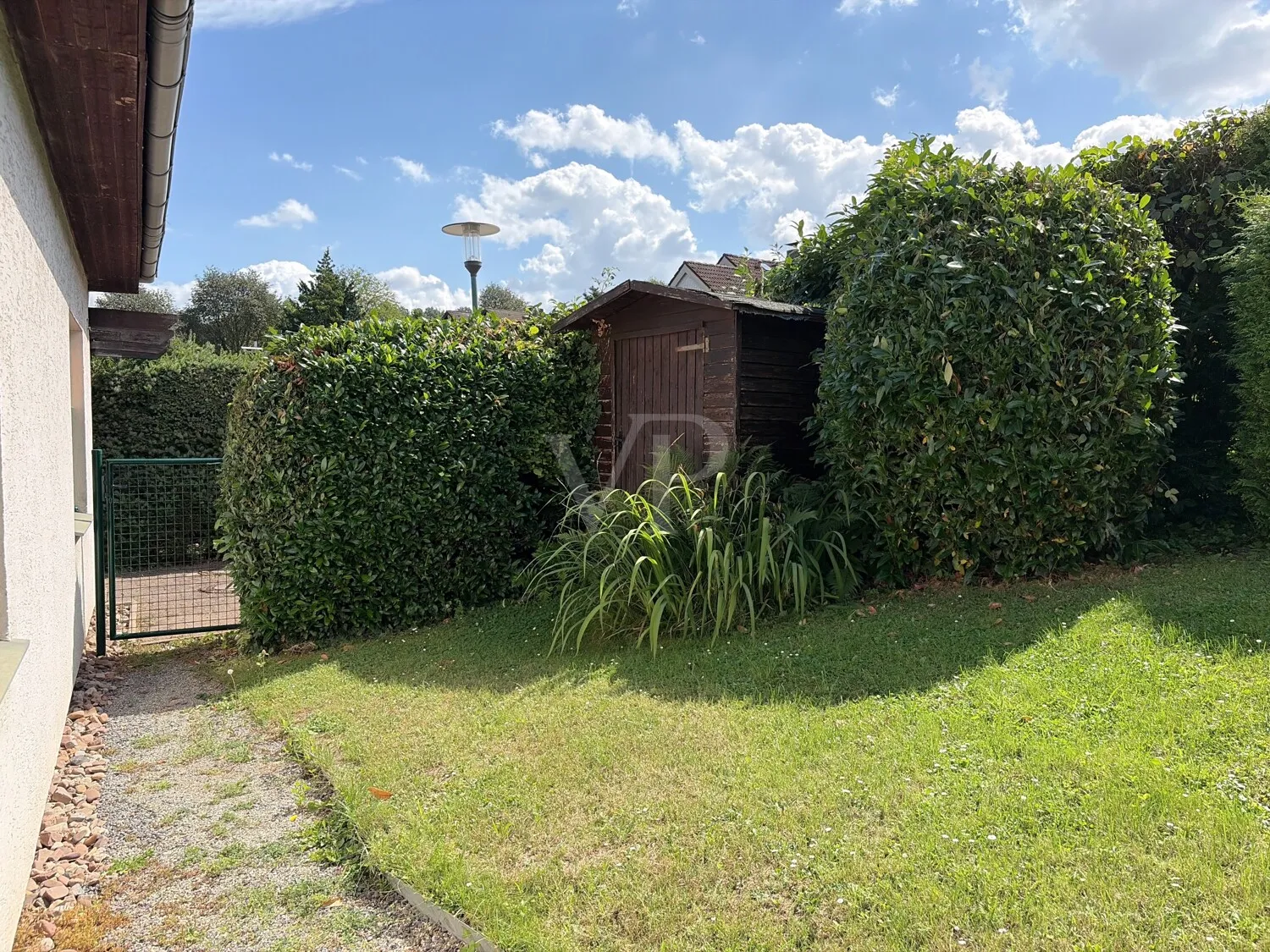 Geräumige Wohnung im Bungalow mit Gartennutzung